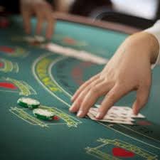 Tempatkan taruhan dengan antarmuka yang intuitif Panel taruhan permainan blackjack live